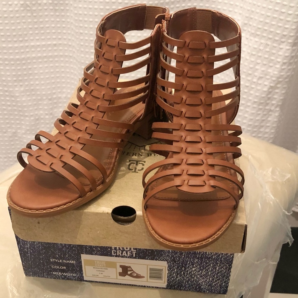 Juniors size 5 sandals